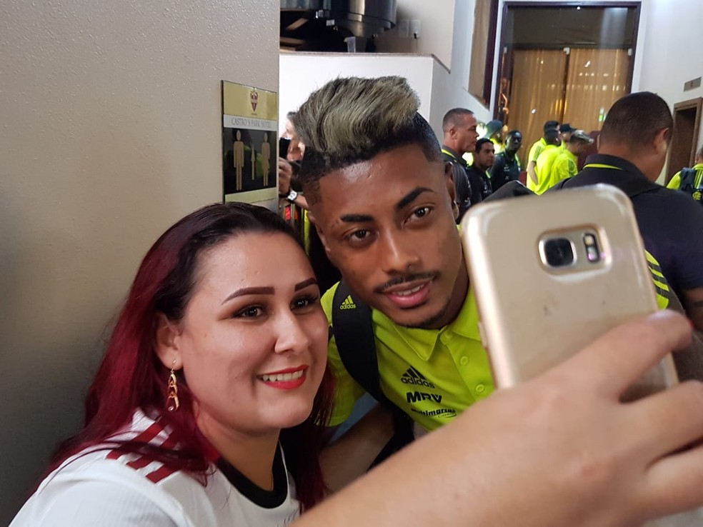 Bruno Henrique, que já jogou no Goiás, posa para selfie — Foto: Marcelo Baltar