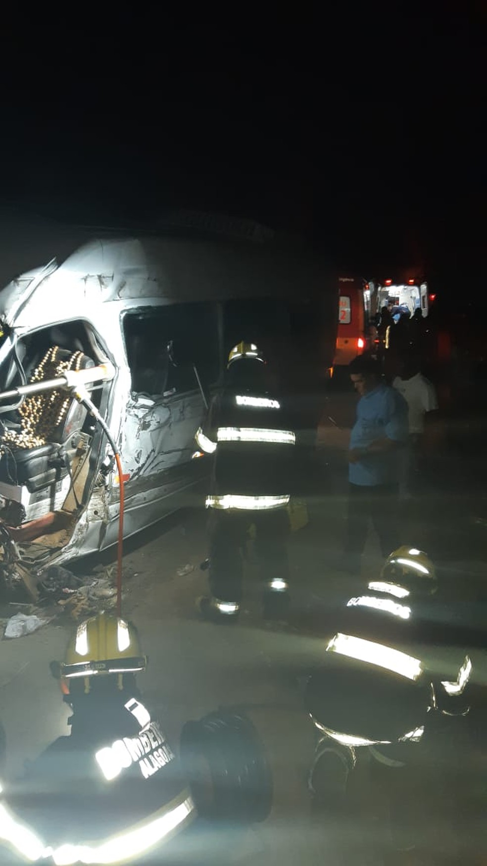 Acidente entre van e caminhão na zona rural de Atalaia, Alagoas — Foto: Divulgação/ Corpo de Bombeiros de Alagoas 