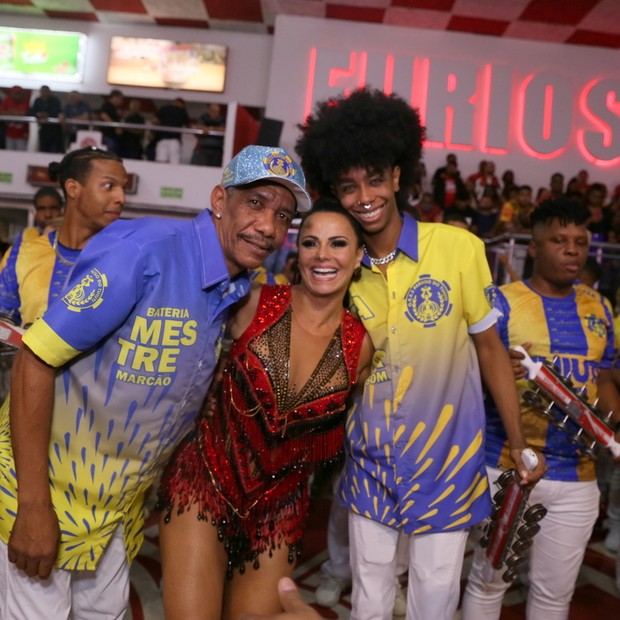 Viviane Araújo recebe ritimistas da Paraíso do Tuiuti na quadra do Salgueiro (Foto: Anderson Borde/AgNews)