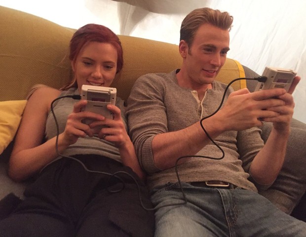 Scarlett Johansson e Chris Evans no set de Vingadores: Ultimato (Foto: Reprodução Twitter)