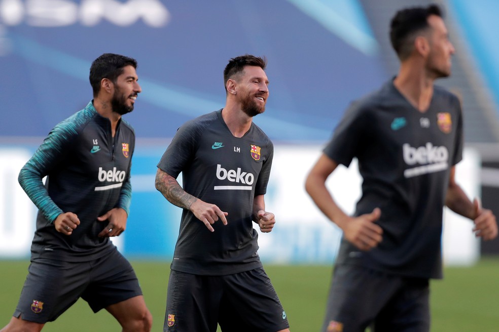 Suárez e Messi sorriem em treino do Barcelona — Foto: Reuters