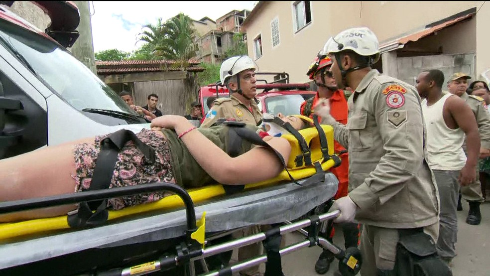 Sobrevivente é resgatada em desmoronamento do Morro da Esperança — Foto: Reprodução/TV Globo