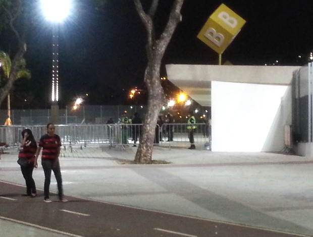 Cambistas agem livremente, mas sofrem num Maracanã vazio