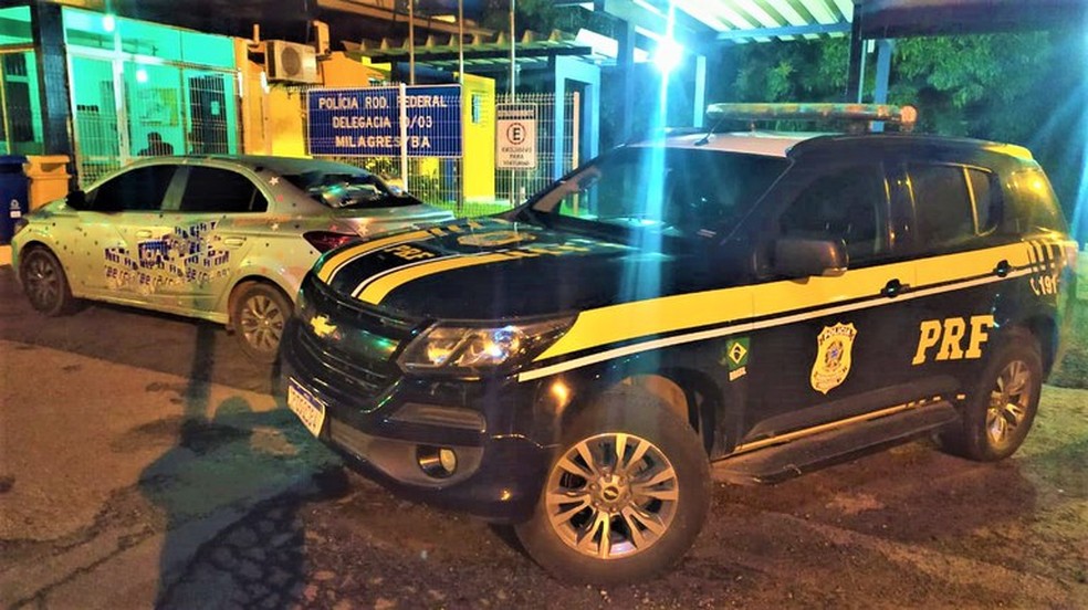 Jovem é flagrado com carro roubado e placas adulteradas na BR-116; veículo seria sorteado em rifa — Foto: Divulgação/PRF