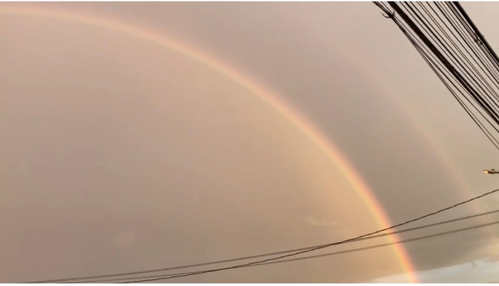 Céu nublado e arco-íris duplo no céu de Campo Grande. — Foto: Francisco Júnior/Arquivo pessoal