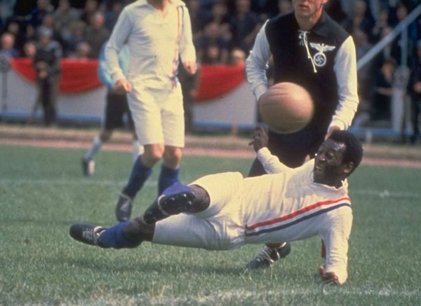 Pelé em cena do filme 'Fuga para vitória' — Foto: Reprodução/IMDB