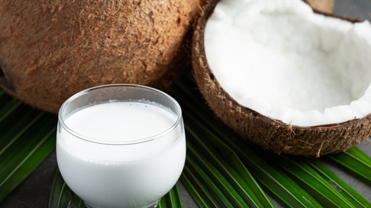 Leite de coco: conheça os benefícios e 5 receitas com o ingrediente