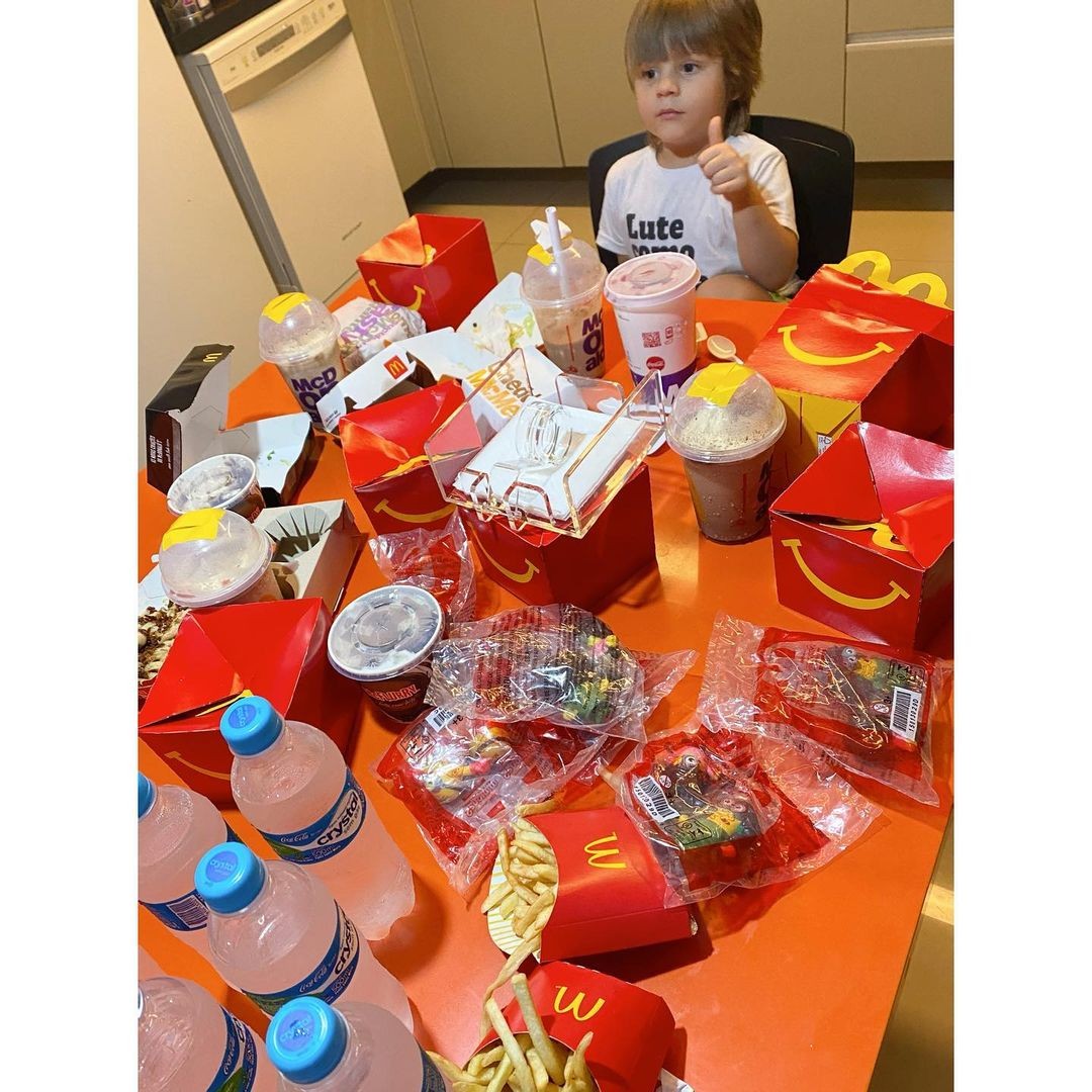 O pequeno Luiz Antonio, 3, pediu pelo aplicativo de delivery 12 hambúrgueres, 10 milk shakes e 4 sorvetes (Foto: Reprodução/Instagram)