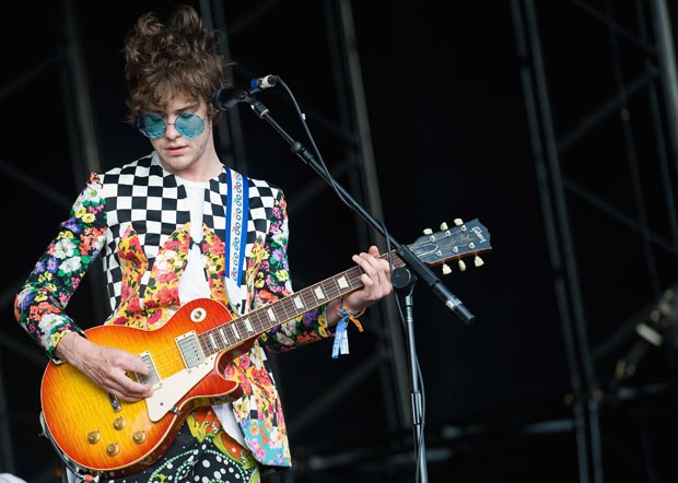 GLASTONBURY, ENGLAND - JUNE 27:  Andrew VanWyngarden of MGMT performs on The Pyramid Stage during Day 4 of the Glastonbury Festival on June 27, 2010 in Glastonbury, England. This year sees the 40th anniversary of the festival which was started by a dairy  (Foto: Getty Images)
