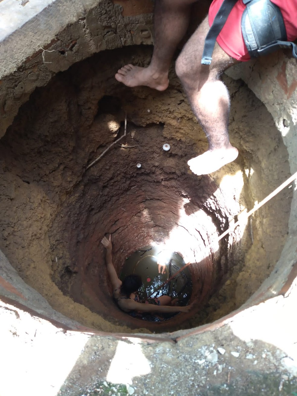 Menina de dois anos cai em poço e mãe pula para tentar salvá-la em MT — Foto: Arquivo pessoal/Paullan