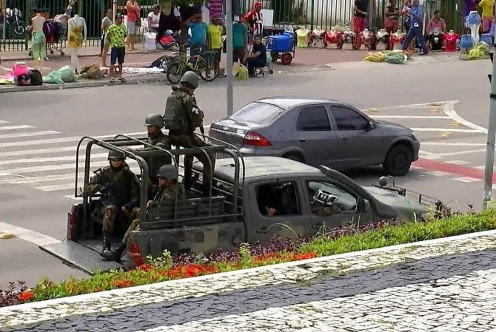 Militares andam de carro em ruas no Ceará — Foto: Reprodução/TV Globo