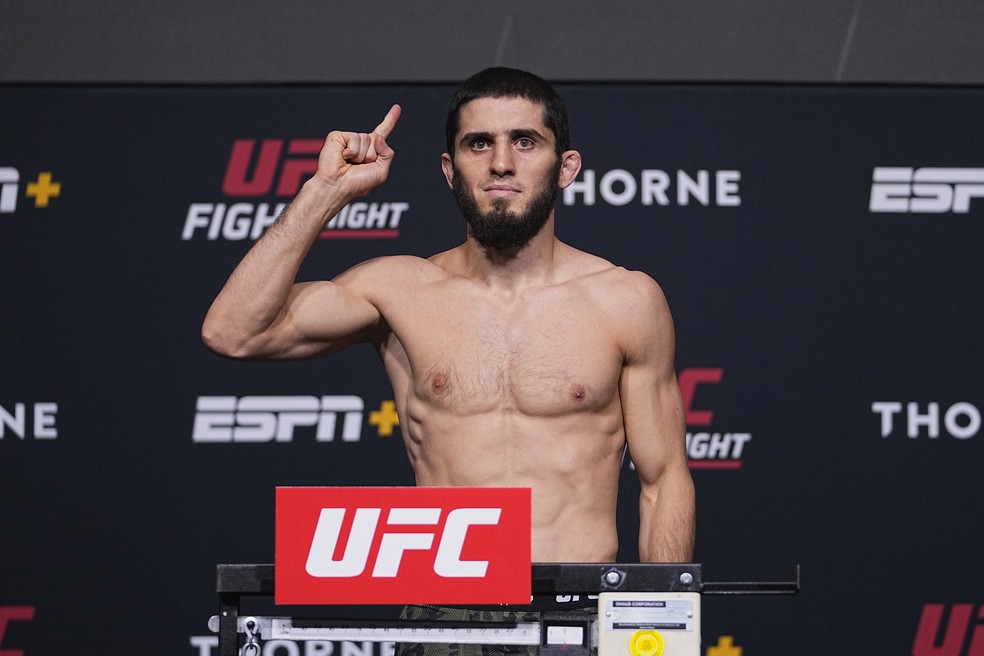  Islam Makhachev ficou com 70,5kg no peso-leve — Foto: Jeff Bottari/Zuffa LLC