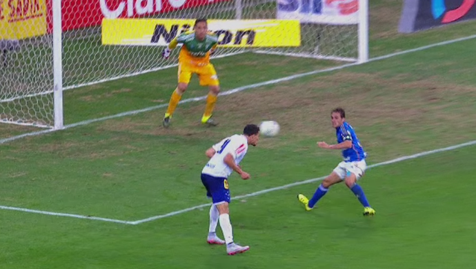 Rizek questiona: Damião teria mirado mão de rival em cabeceio?