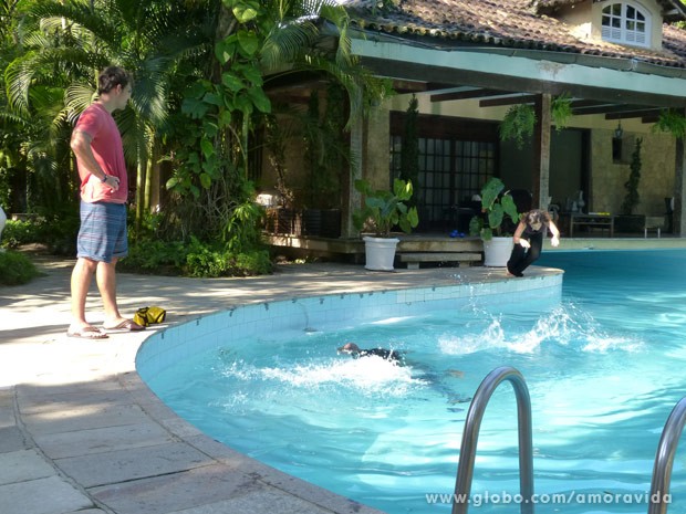 Aline pula na piscina para resgatar o marido (Foto: Amor à Vida/ TV Globo)