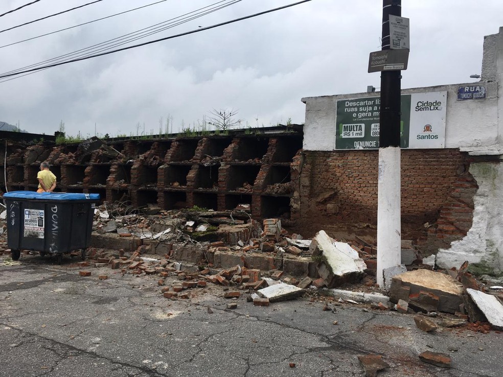 Muro do CemitÃ©rio Municipal da Areia Branca, em Santos (SP) caiu  â€” Foto: Solange Freitas/G1