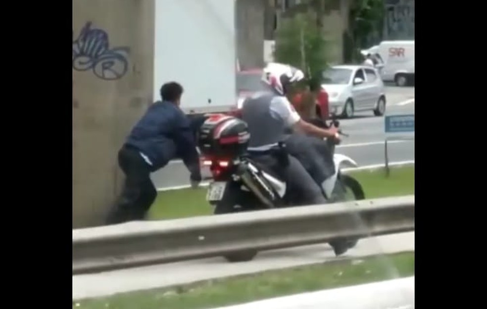 Vídeo viraliza com homem preso algemado a moto de PM correndo em SP — Foto: Reprodução