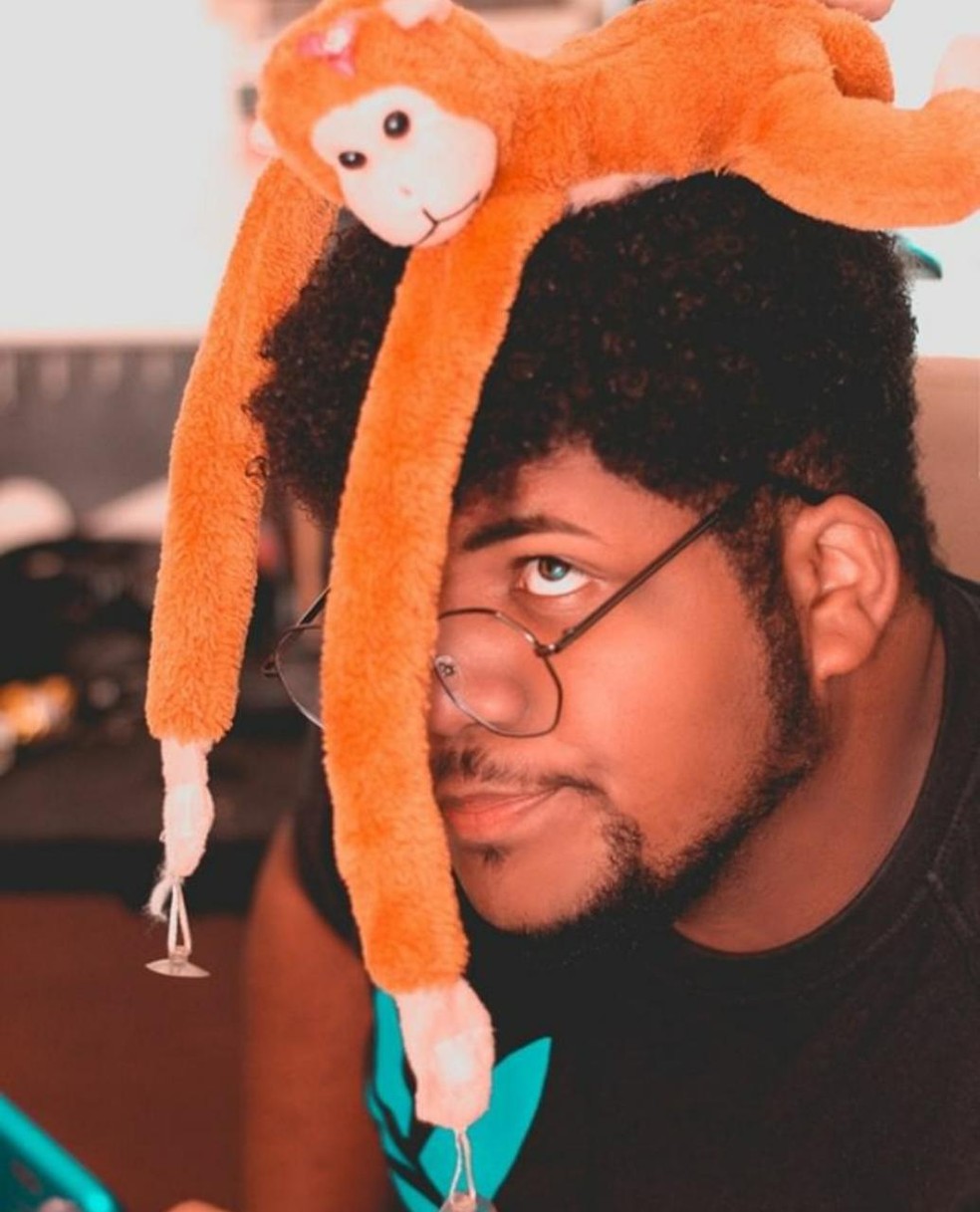 O produtor Marcus Eni, 22, posa com o macaco Severino, personagem que faz sucesso na internet durante a quarentena — Foto: Reprodução/Instagram/Marcus Eni