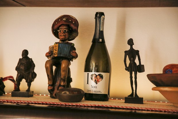 Casal é fã de vinhos: Daphne e Gustavo até aparecem em rótulo personalizado de uma garrafa (Foto: Iwi Onodera/Ed. Globo)