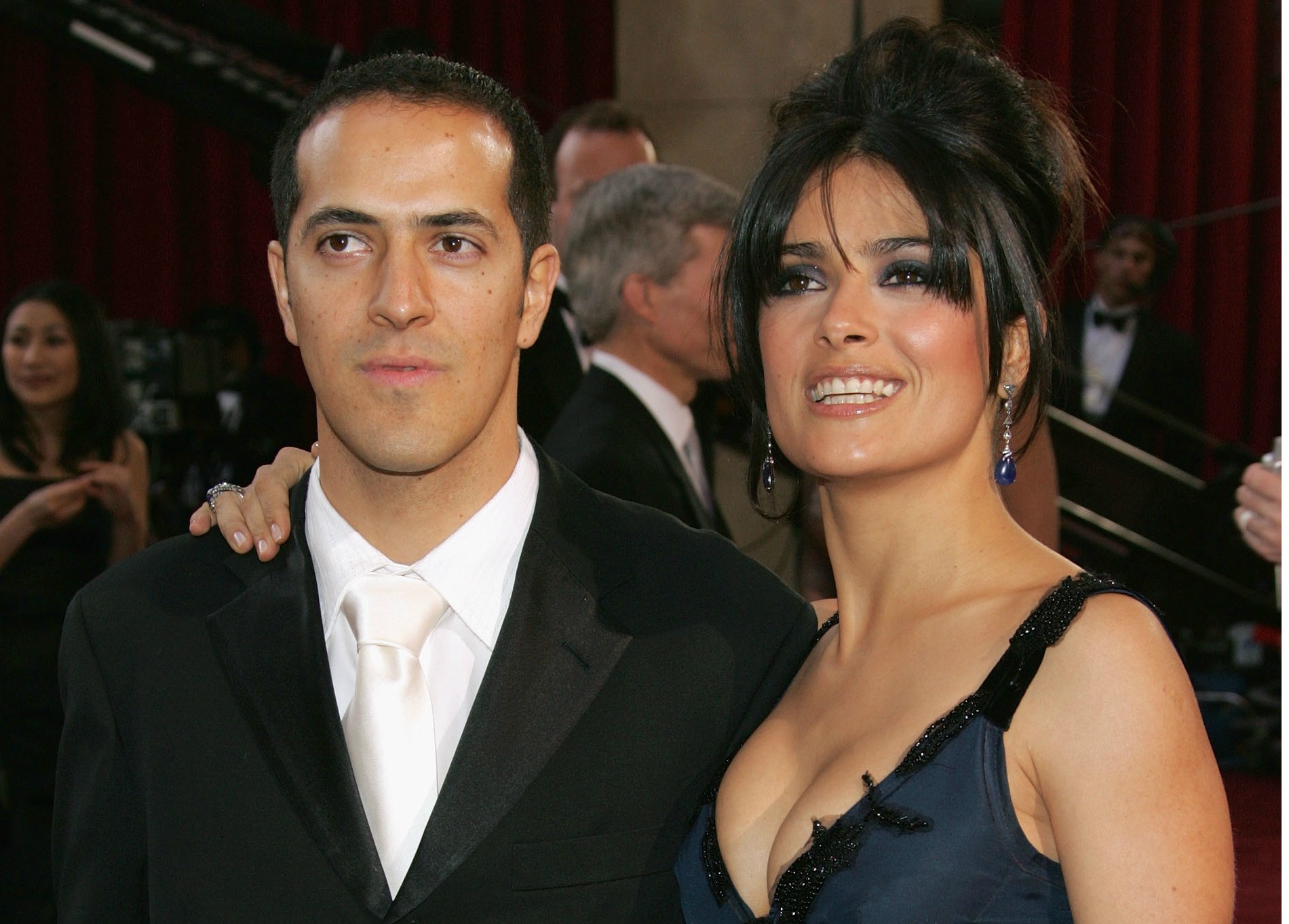 Sami e Salma Hayek na cerimônia de entrega do Oscar em 2005. (Foto: Getty Images)
