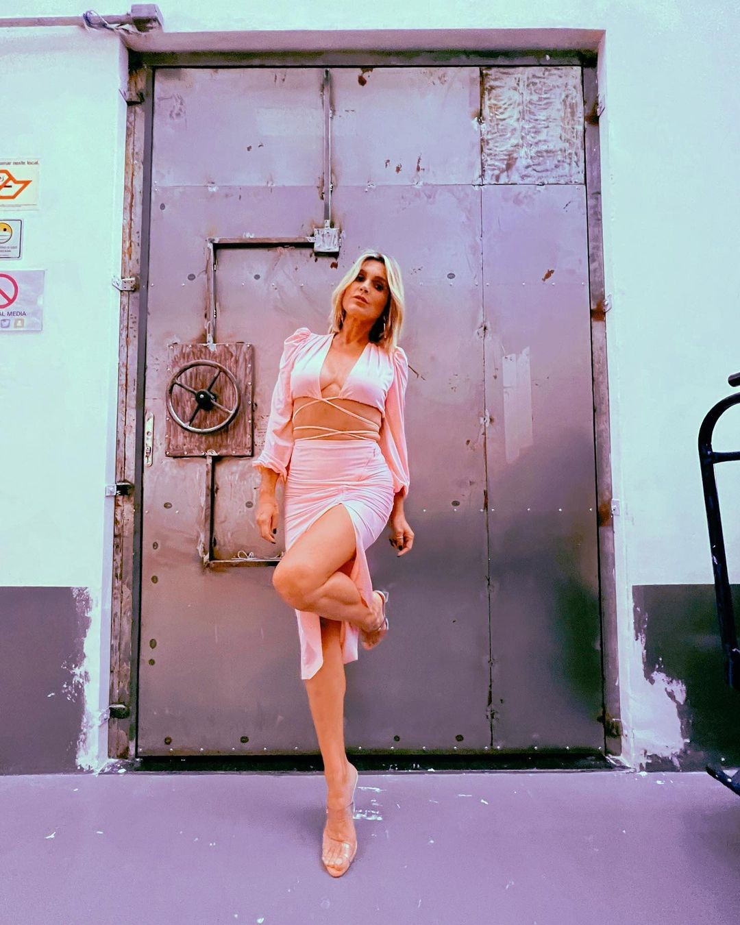 Flávia Alessandra posa com look usado para gravação de vinheta de final de ano  (Foto: Reprodução / Instagram)