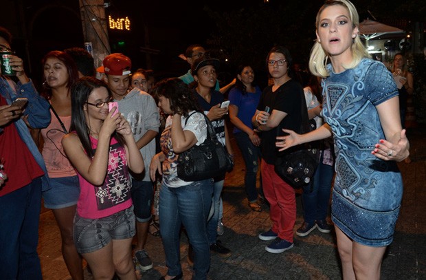 Sophia Abrahão e fãs (Foto: Francisco Cepeda/AgNews)