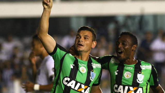 Coritiba e Santos amargam empate em 0 a 0 e seguem em crise no