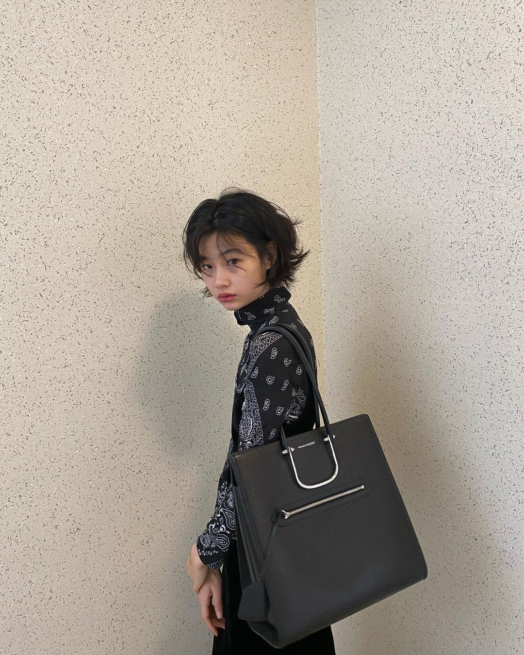 Hoyeon Jung com corte bixie (Foto: Instagram/ @hoooooyeony)