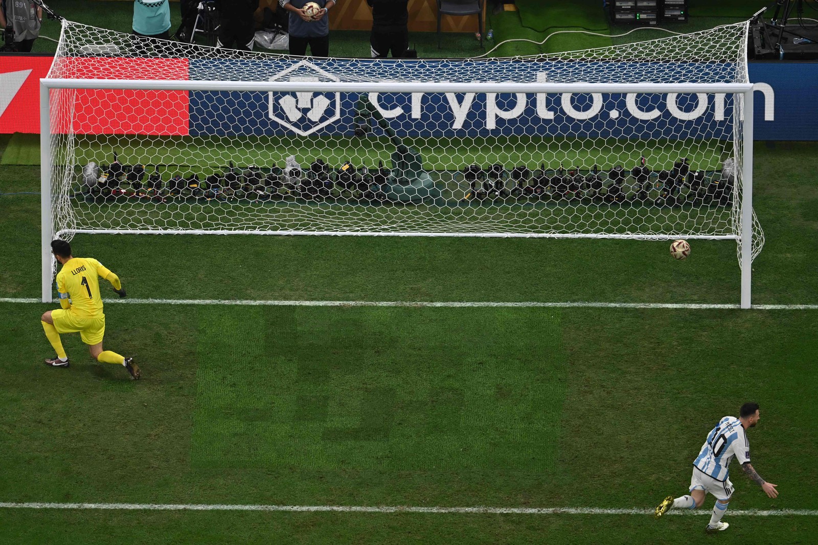 Messi marca de pênalti  — Foto: Odd ANDERSEN / AFP