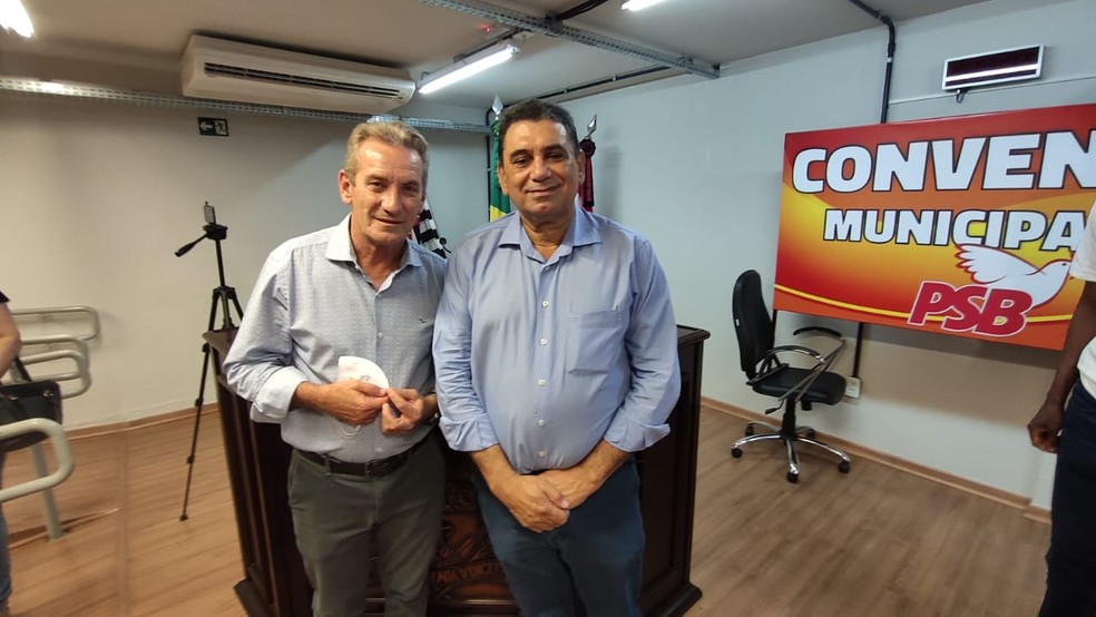 Ed Thomas, candidato a prefeito pelo PSB, e Izaque Silva, candidato a vice-prefeito pelo Patriota — Foto: David de Tarso/TV Fronteira