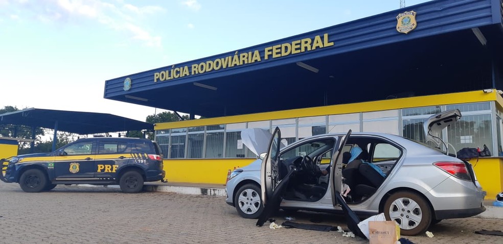 Droga estava escondida em compartimentos do carro — Foto: Polícia Rodoviária Federal/ Divulgação