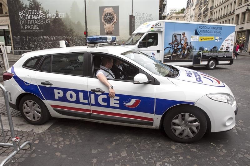 Carro da polícia patrulha entorno da chegada do Tour de France (Foto: EFE)