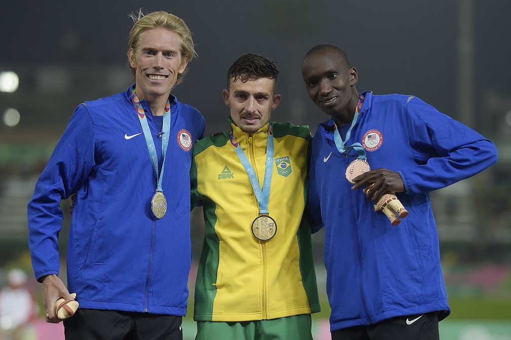 Ederson Vilela no pÃ³dio dos 10.000 mil metros em Lima â€” Foto: Alexandre Loureiro/COB