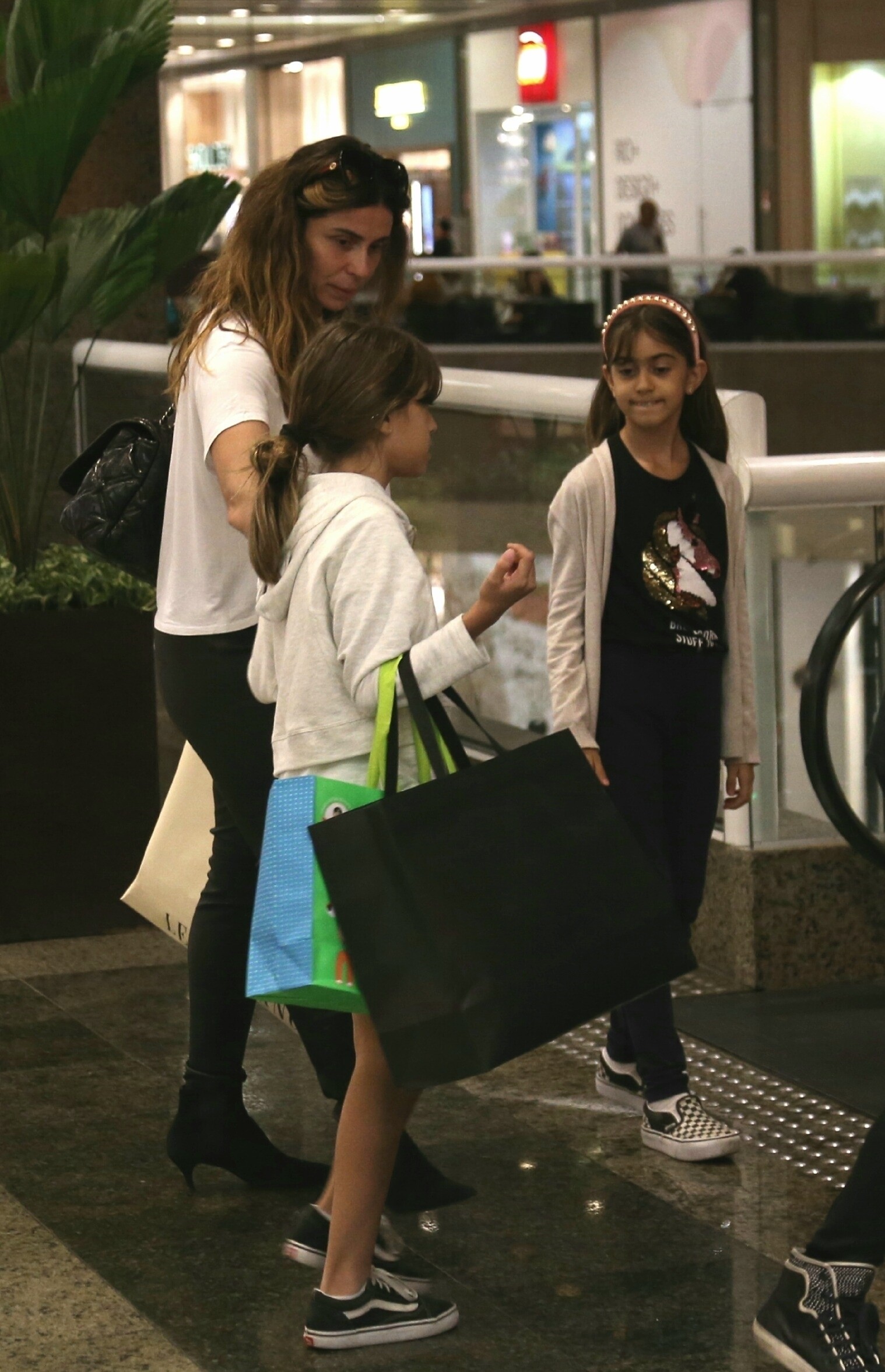 Giovanna Antonelli passeia com as filhas, Sofia e Antônia (Foto: Jose Humberto / AgNews)