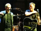 U2 recebe Bruce Springsteen e casal Clinton no palco de show em NY