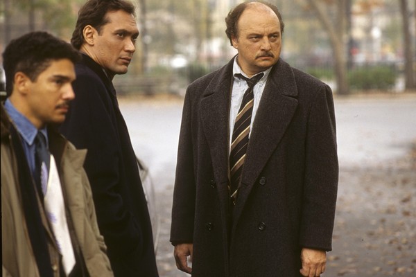 O ator Dennis Franz com seus colegas de elenco em cena de Nova York Contra o Crime  (Foto: Reprodução)