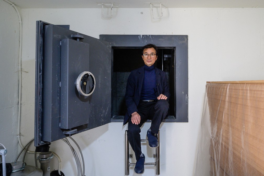 Professor de arquitetura Lee Tae-goo mostra bunker capaz de resistir a um ataque nuclear construído por ele na Coreia do Sul — Foto: Anthony Wallace / AFP