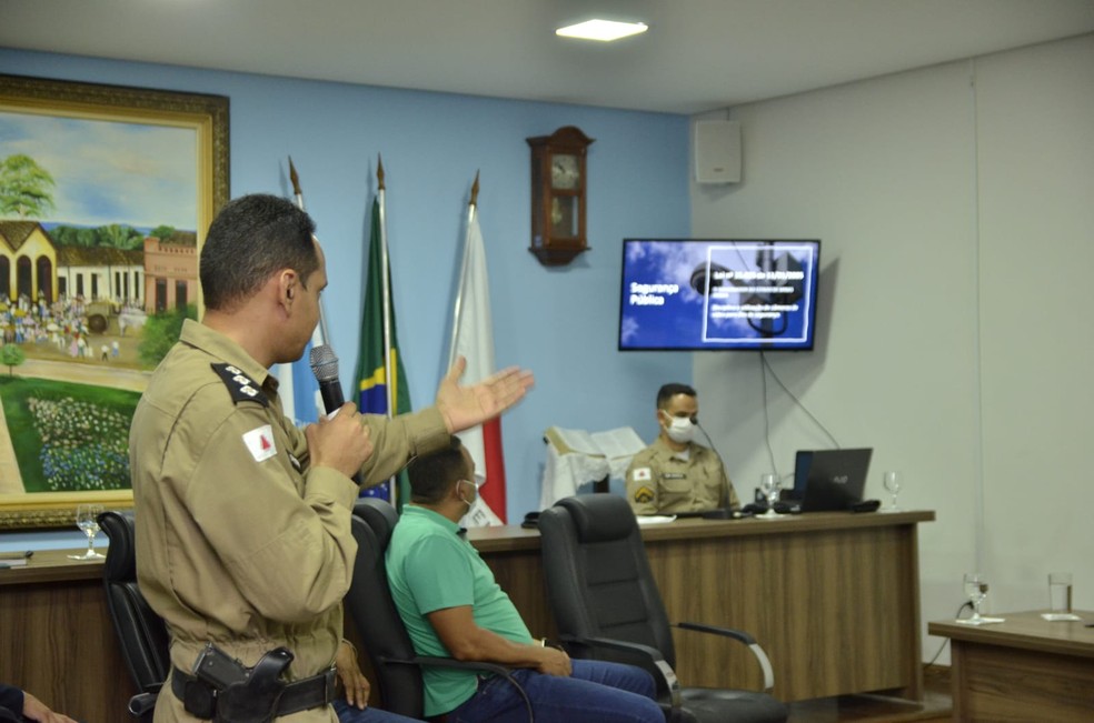 Capitão Michael Stephan apresenta sistema Olho Vivo durante audiência — Foto: Polícia MIlitar