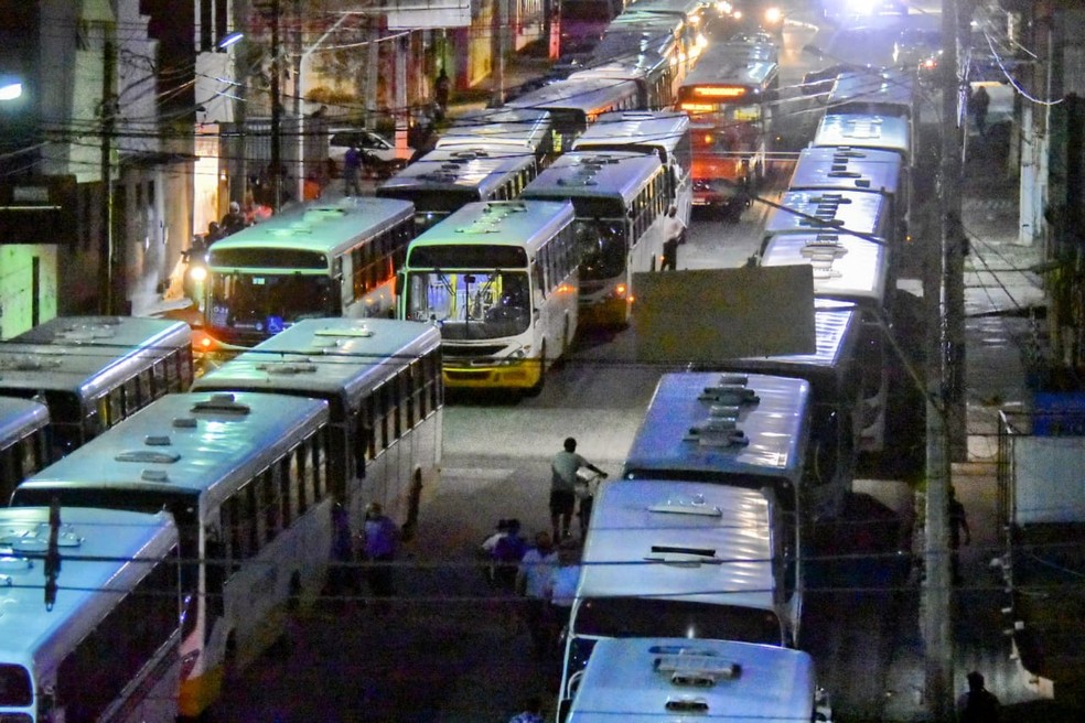 Paralisação dos ônibus em Natal, Viaduto do Baldo, protesto motoristas — Foto: Pedro Vitorino