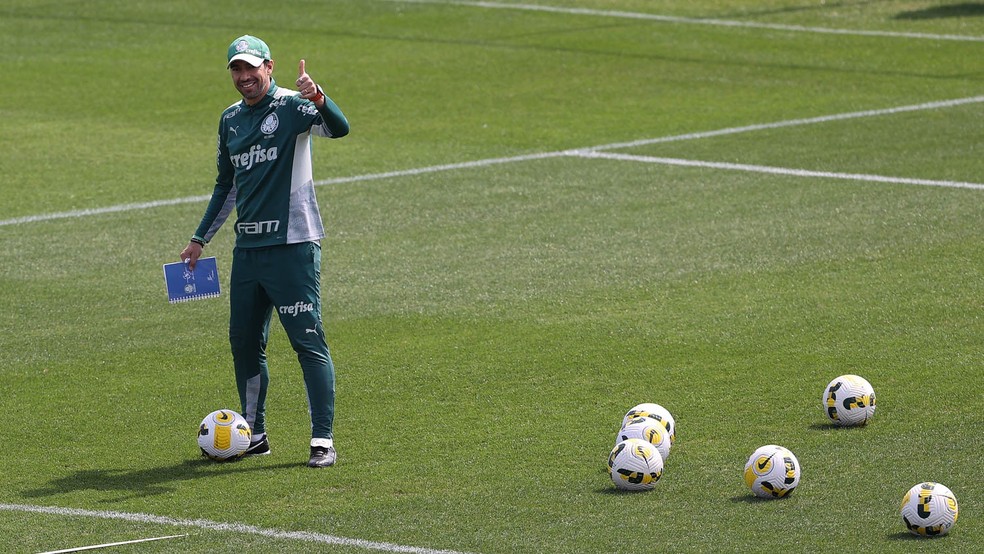 Abel Ferreira durante treino do Palmeiras na Academia de Futebol — Foto: Cesar Greco