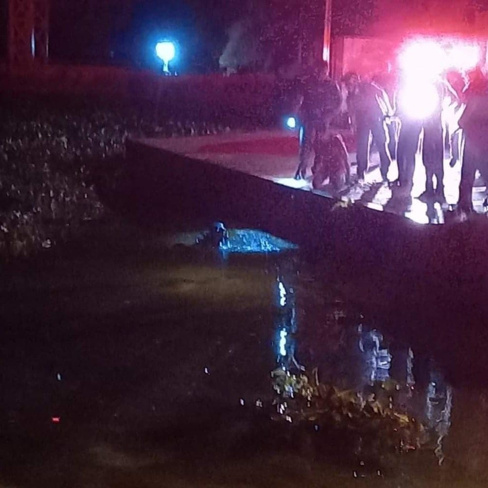 Polícia Militar e Bombeiros no local do acidente, em Itapuí (SP) — Foto: Foto: Redes sociais