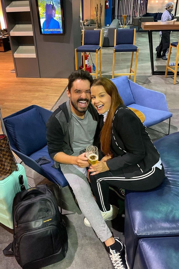 Maiara e Fernando no aeroporto (Foto: Reprodução/Instagram)