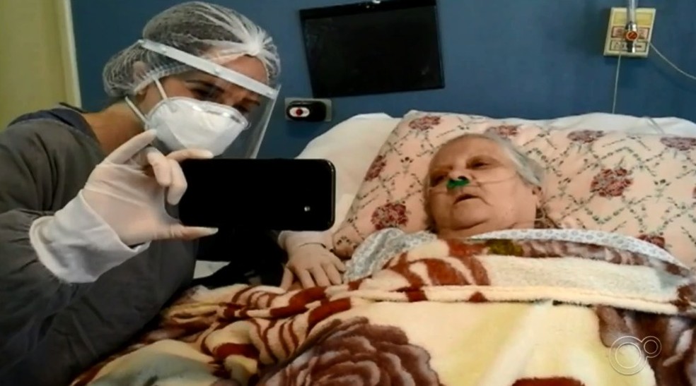 Equipe m&eacute;dica faz videochamadas para aproximar pacientes com Covid-19 de familiares em S&atilde;o Roque &mdash; Foto: Reprodu&ccedil;&atilde;o/TV TEM