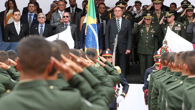 Nossos militares compartilham com o presidente a indiferença com as sevícias na ditadura e aplaudem torturadores como heróis