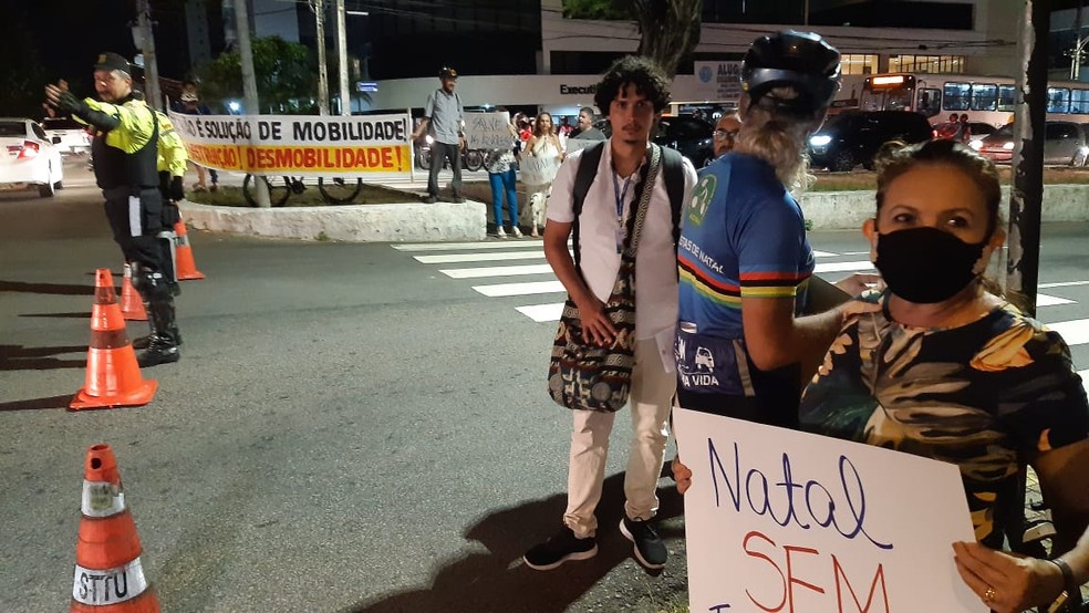 Ciclistas, moradores e comerciantes fazem protesto contra construção de trincheira em Natal — Foto: Sérgio Henrique Santos/Inter TV Cabugi