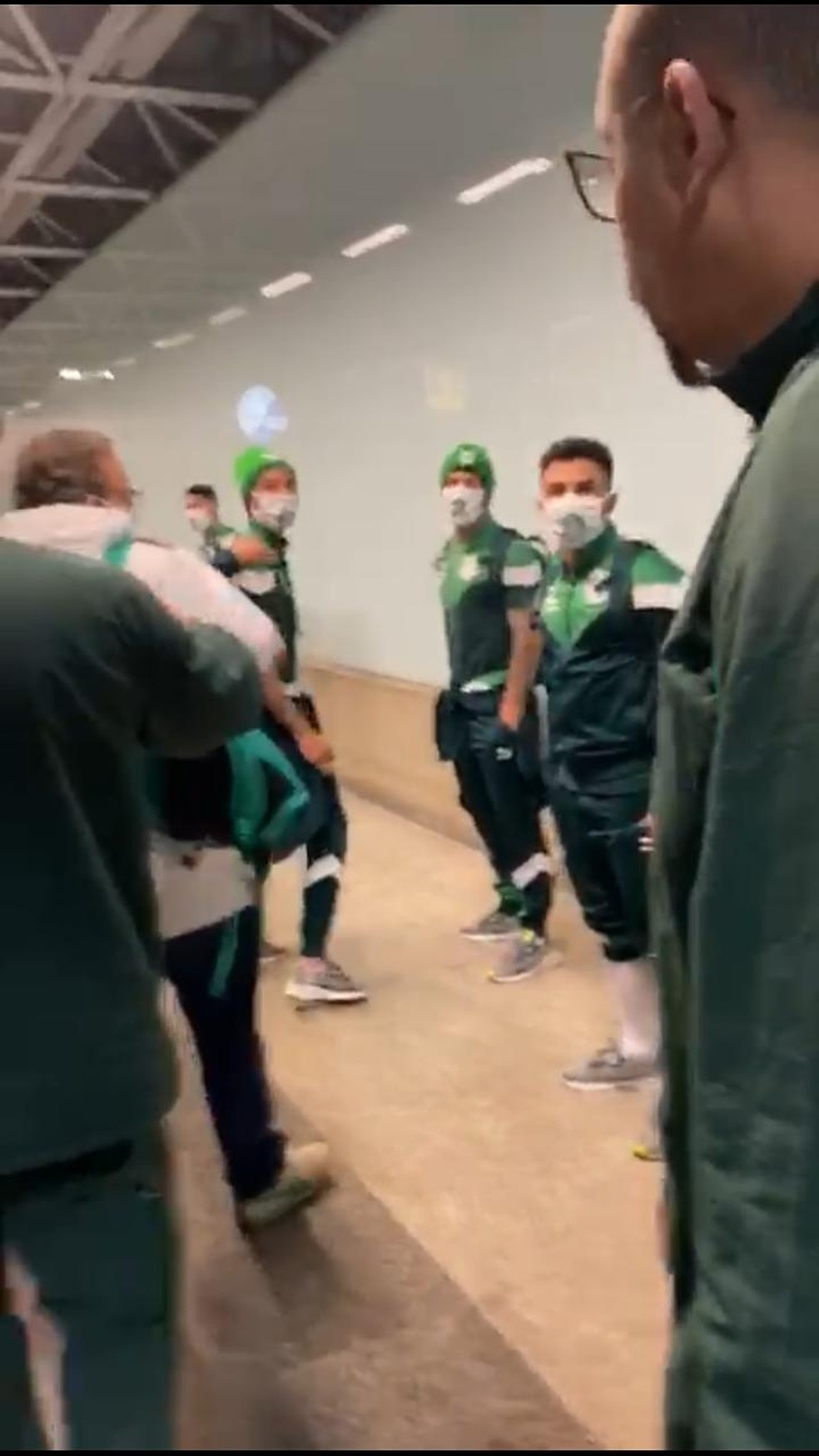 Elenco do Palmeiras foi hostilizado por torcedores em Curitiba � Foto: Reprodu��o