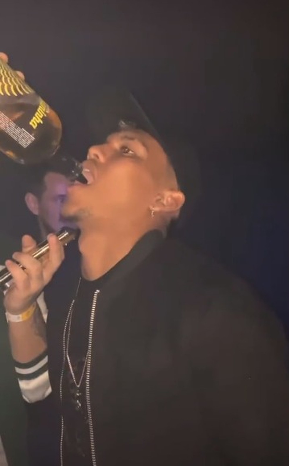 Gabriel Veron ingere bebida alcoólica em festa em São Paulo — Foto: Reprodução
