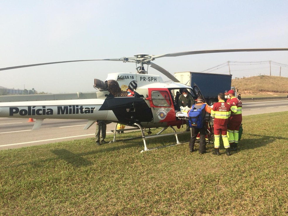 Homem fica ferido ao ser atropelado por caminhão na Dutra; ele foi socorrido pelo Águia para o Hospital Municipal de São José dos Campos — Foto: Peterson Grecco/ TV Vaguarda