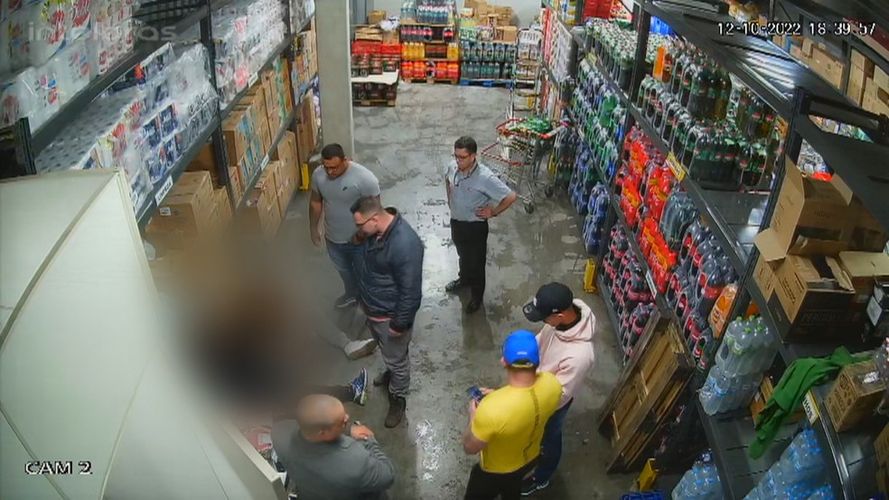 Homens se revezam durante tortura em supermercado do RS — Foto: Reprodução/RBS TV