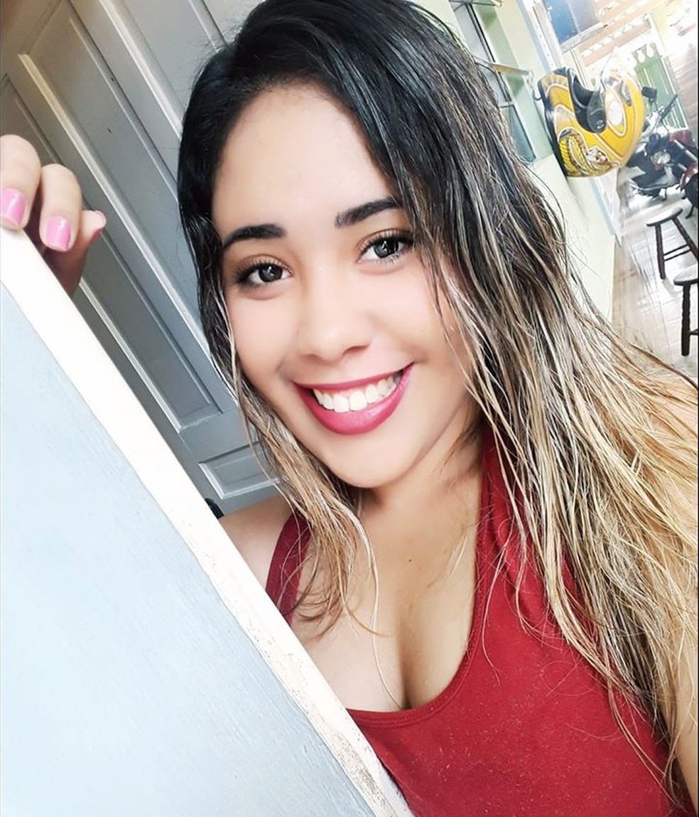 Nayara da Silva, de 21 anos, morreu após ser atropelada em rodovia enquanto buscava por ajuda em Itanhaém — Foto: Reprodução/Facebook