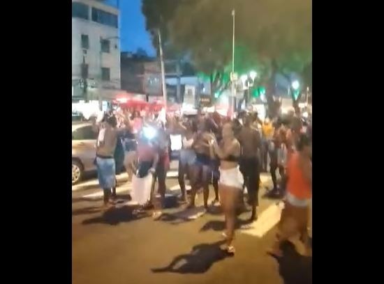 Moradores de Niterói protestam contra a morte de dois jovens durante ação da PM